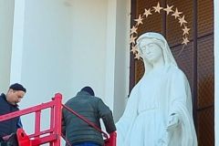 Montaż Figury Matki Bożej Niepokalanej