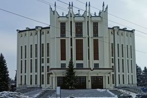 na zewnątrz - front