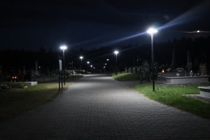 Cmentarz parafialny nocą