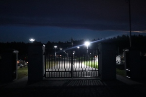 Cmentarz parafialny nocą