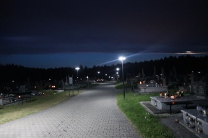 Cmentarz parafialny nocą
