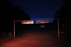 Cmentarz parafialny nocą